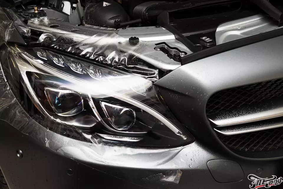 Mercedes C63s. Защита фар полиуретаном, задние фонари под матовую пленку.